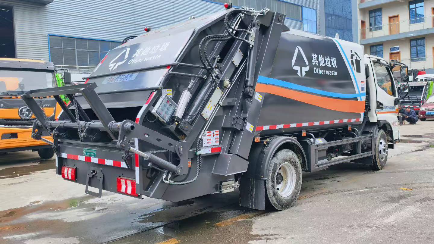Automated side-loading garbage truck