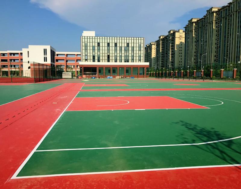 Hydrophilic plastic court