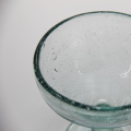 クリエイティブなリサイクルされた緑の泡立ったカクテルマティーニグラス