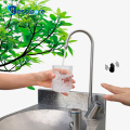 Питьевой фонтан с бутылкой для сада