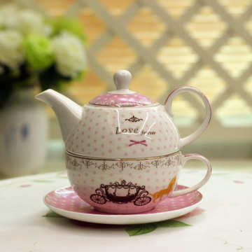 Set di tè in porcellana per una teiera, tazza e piattino