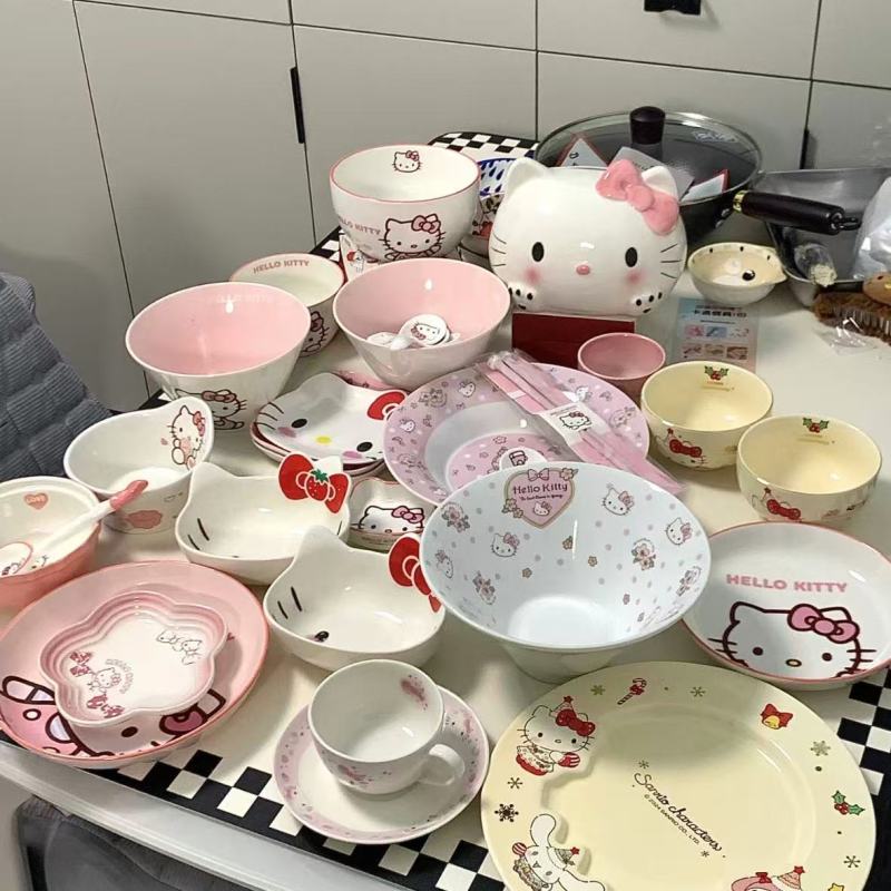 Stylish Anime-Themed Dinnerware Collection