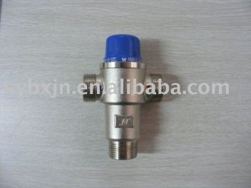 Thermostatic water heater diverter valve