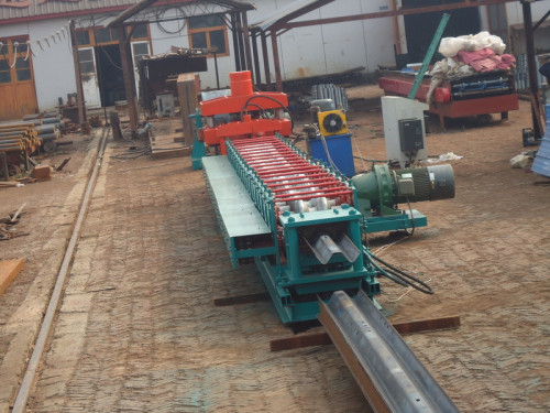 Fullautomatisk Highway Guardrail Roll Forming Machine