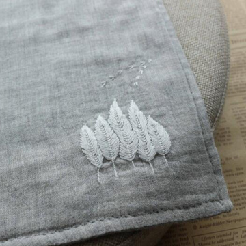 De DIY-cadeau voor het borduren van een zakdoek met tarwe