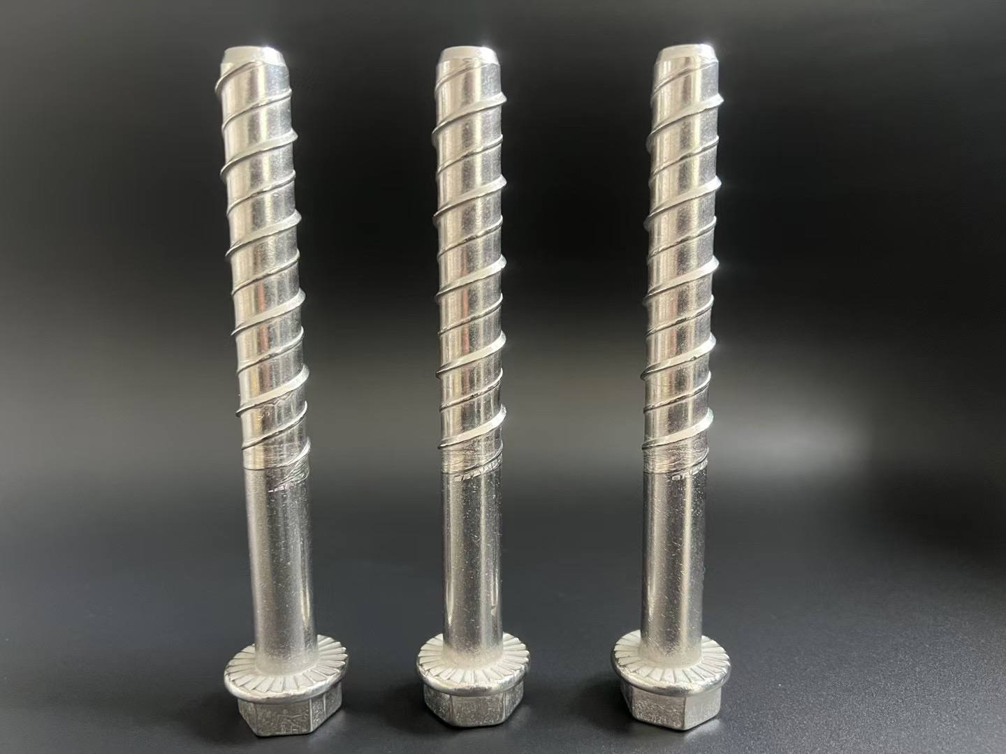 Direct fixing bimetal screw for cracked and non-cracked concrete (4)