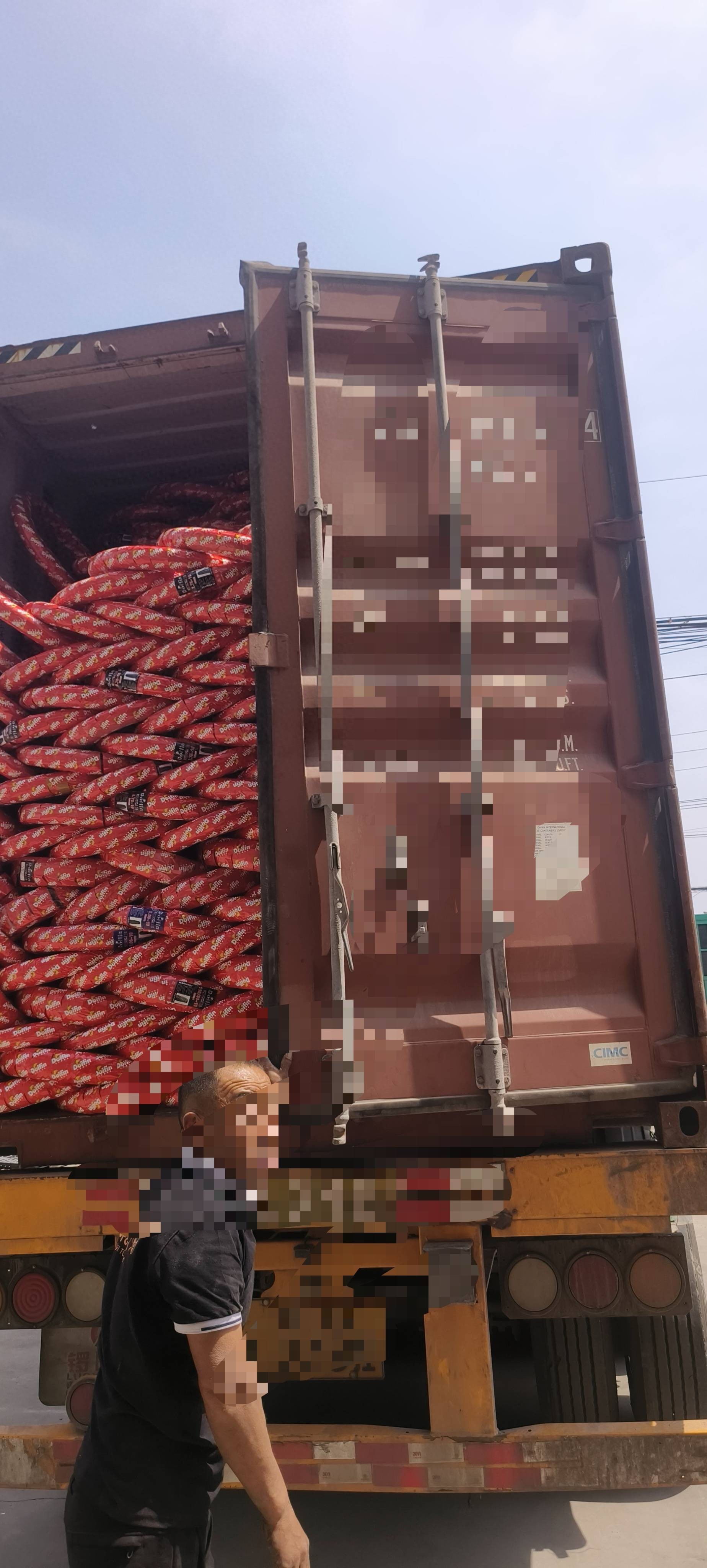 Great news from Ruisilaifu! Goods for Tanzania orders are successfully loaded, and KUMA outer tires set sail for Africa!1