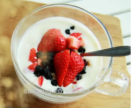 Pot-bellied oats cup a cup of milk for breakfast