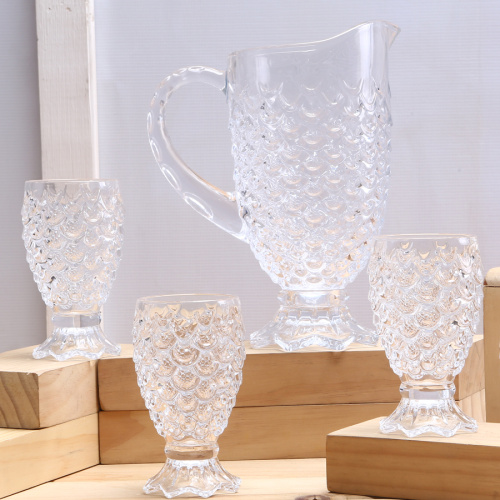 Taza y jarra de vidrio en relieve con patrón de escamas de Funney