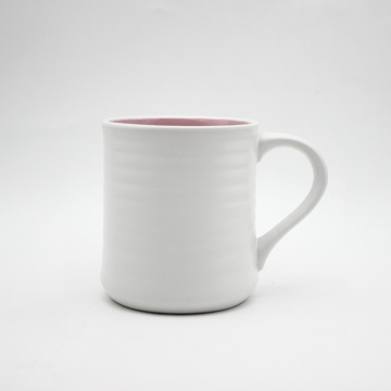 Taza blanca de la taza blanca de la fábrica.