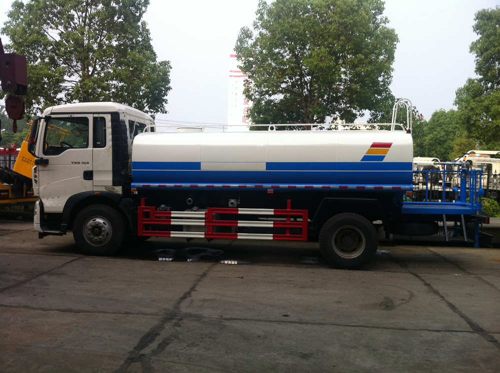 water spraying truck 2