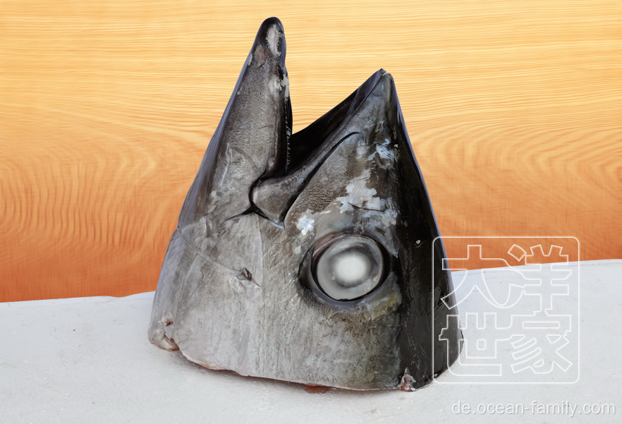 Gefrorener Thunfischkopf in Plastik-Vakuumbeutel gestochen