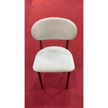 Silla de comedor tapizada moderna con patas con acabado en nogal