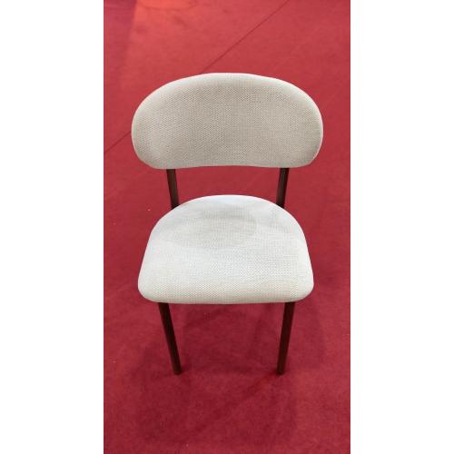 Cadeira de jantar estofada moderna com pernas com acabamento em nogueira