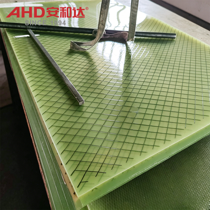 Reinforced pu sheet with embedded steel wire mesh grid insert urethane die pad