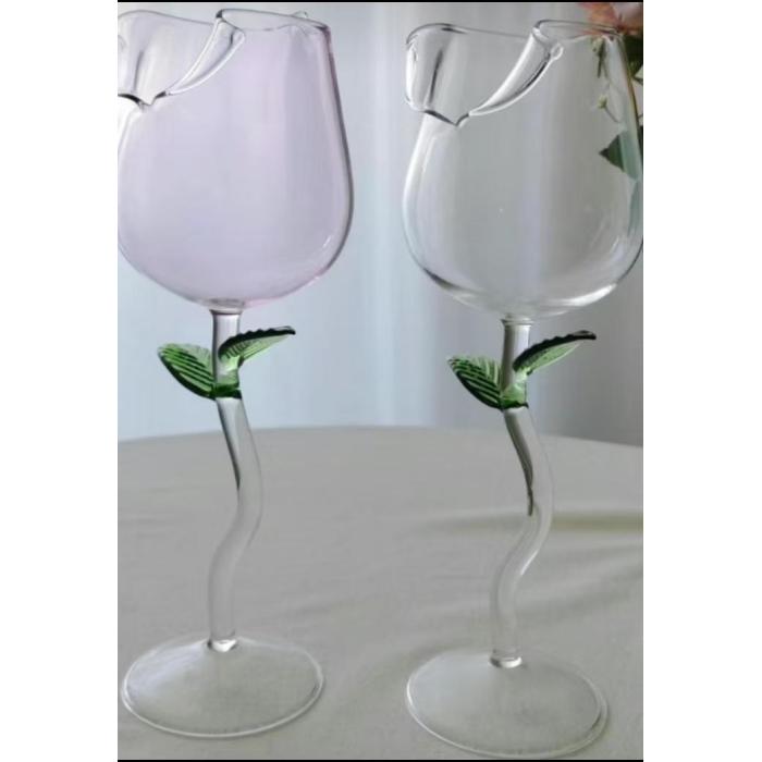 Xícara de vinho tinto criativo em forma de rosa rosa