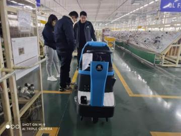 Industrial battery driven cleaning machine