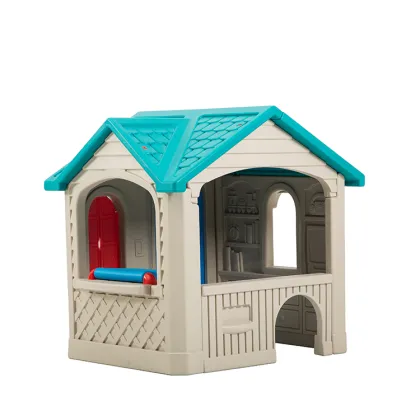 Enticing Plastic Playhouses: A Garden Entertainment Hub