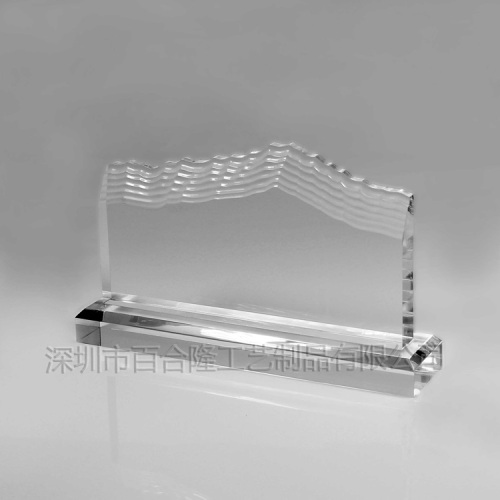 Nuevo trofeo de premios de acrílico transparente en blanco.