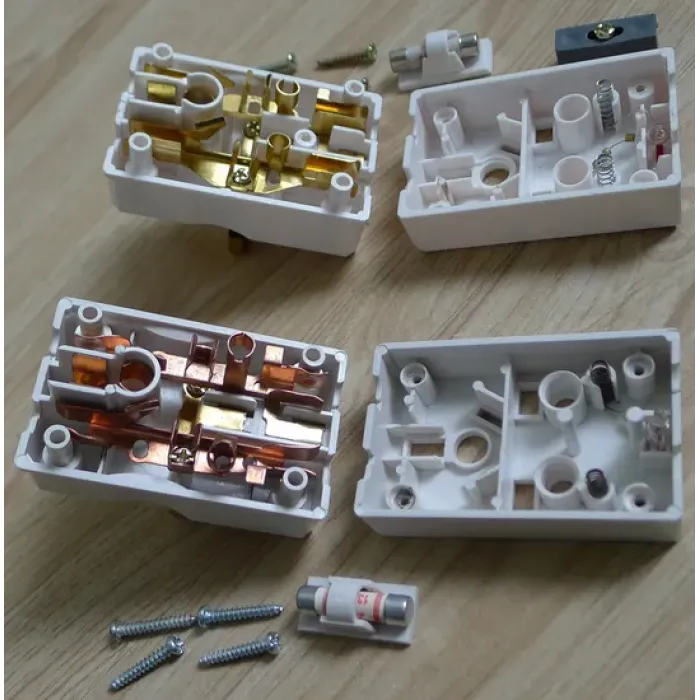 Adaptor Perjalanan AC Gaya Inggris dengan Earth P7037