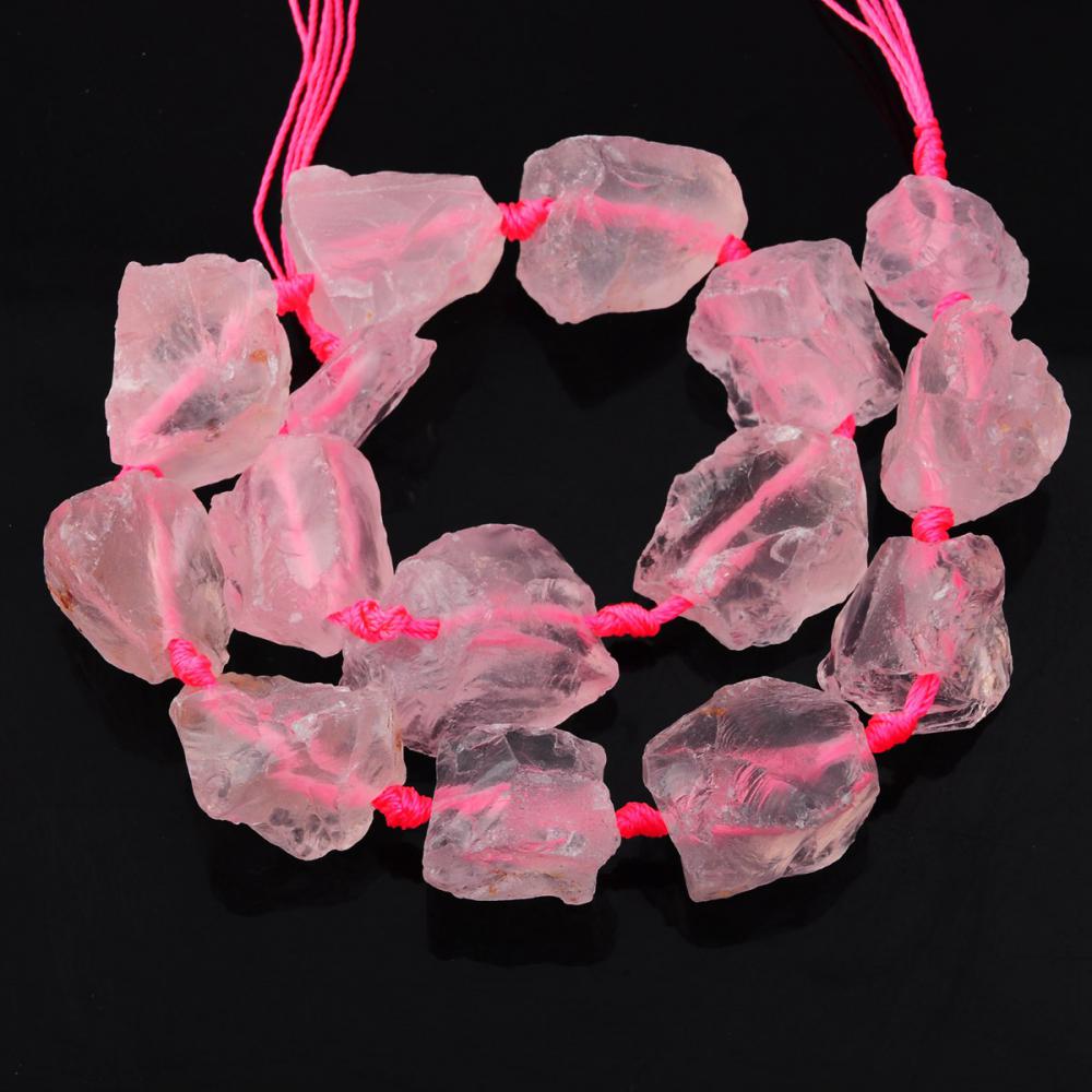 Granos de piedras preciosas cristalinas de la joyería de cuarzo rosa en bruto natural