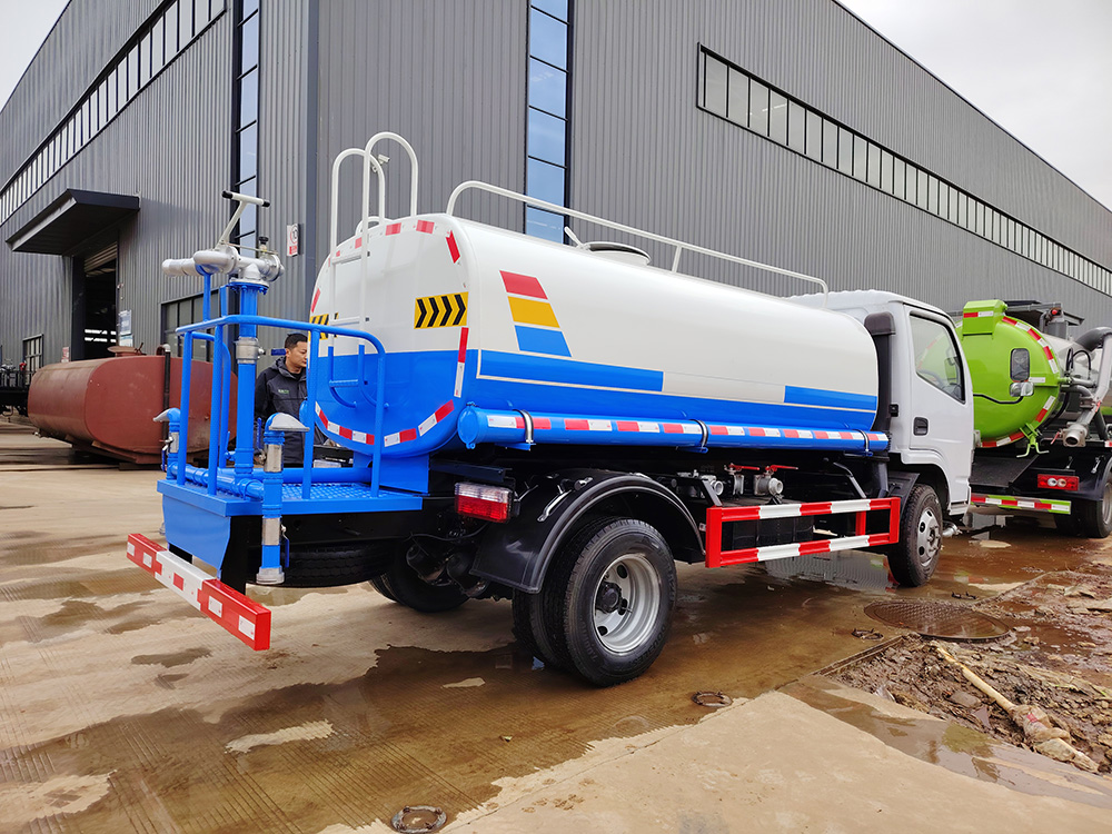 Dongfeng Euro III emission 5000L water tanker truck
