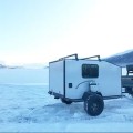 Campeurs de camping-car avec équipement moderne