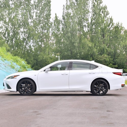 Medium to large three box sedan Lexus es