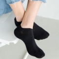 Elegantes calcetines de botes con sólidos detalles en inglés