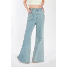 Jeans azzurro con gambe larghe