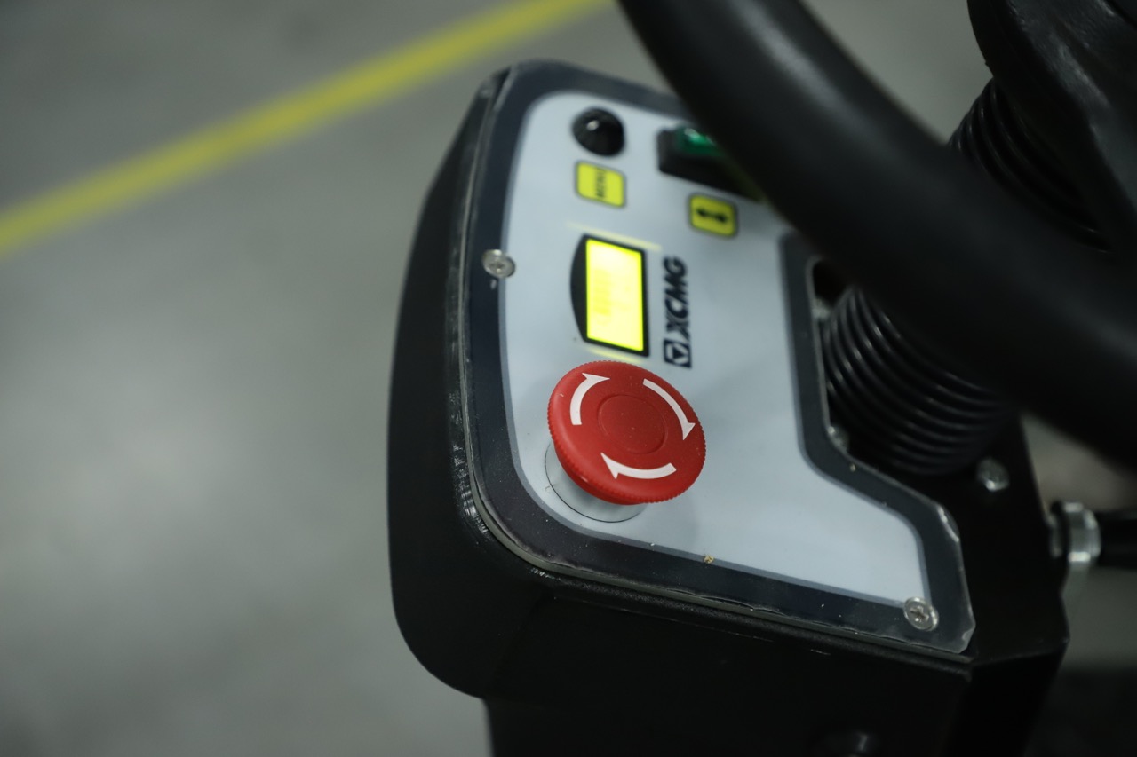 Industrial floor scrubber