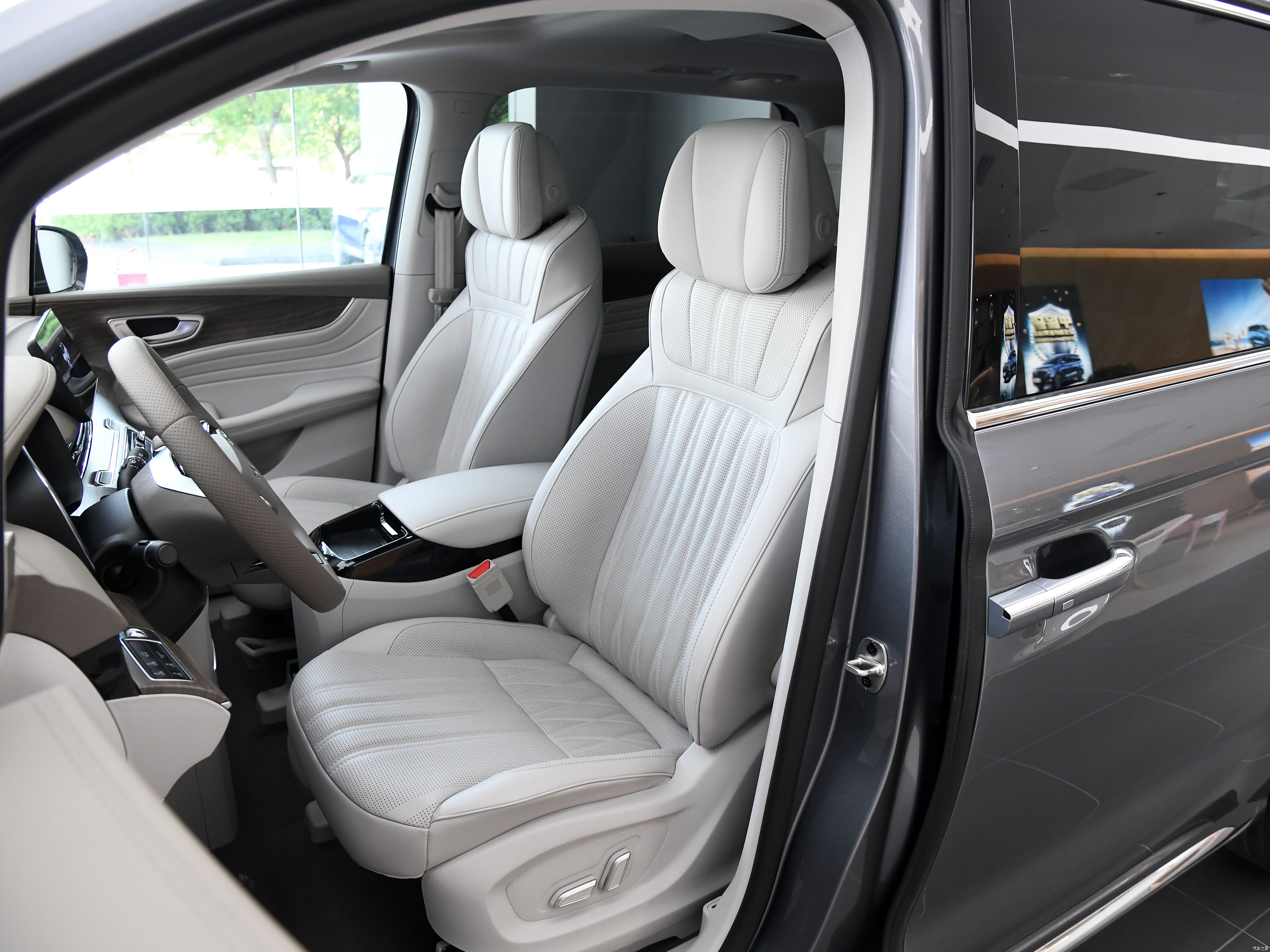 Roewe iMAX8: 550km Range Luxury MPV