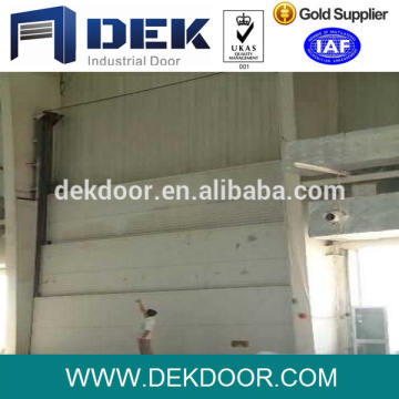 Vertical heavy duty industrial guillotine door