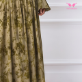 Fließendes gelbgrünes Maxikleid mit Blumenmuster