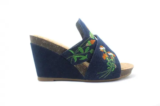 Ladies Wedges Shoes With Exquisite Embroidery
