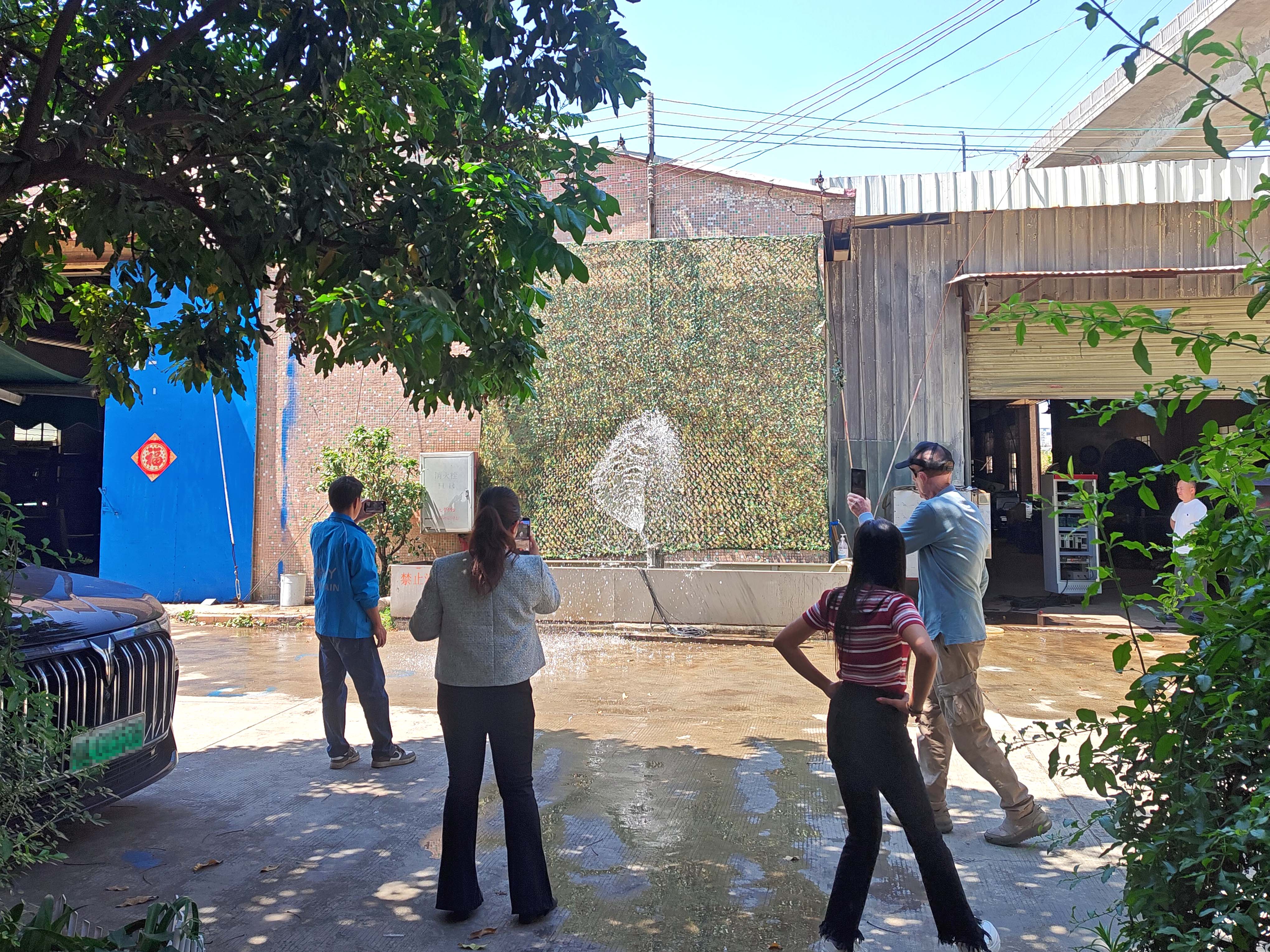 آسٹریلوی کلائنٹ فاؤنٹین کا معائنہ کر رہا ہے۔