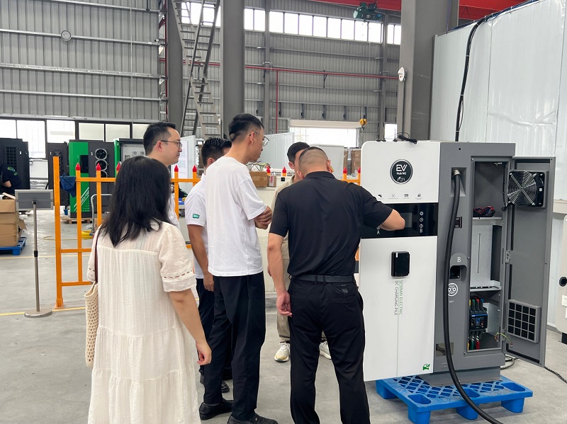 A delegation led by Qi Jiahong, Director of the Banan District Economic and Information Technology Commission, visited Sennan Electric to discuss the implementation of charging pile technology
