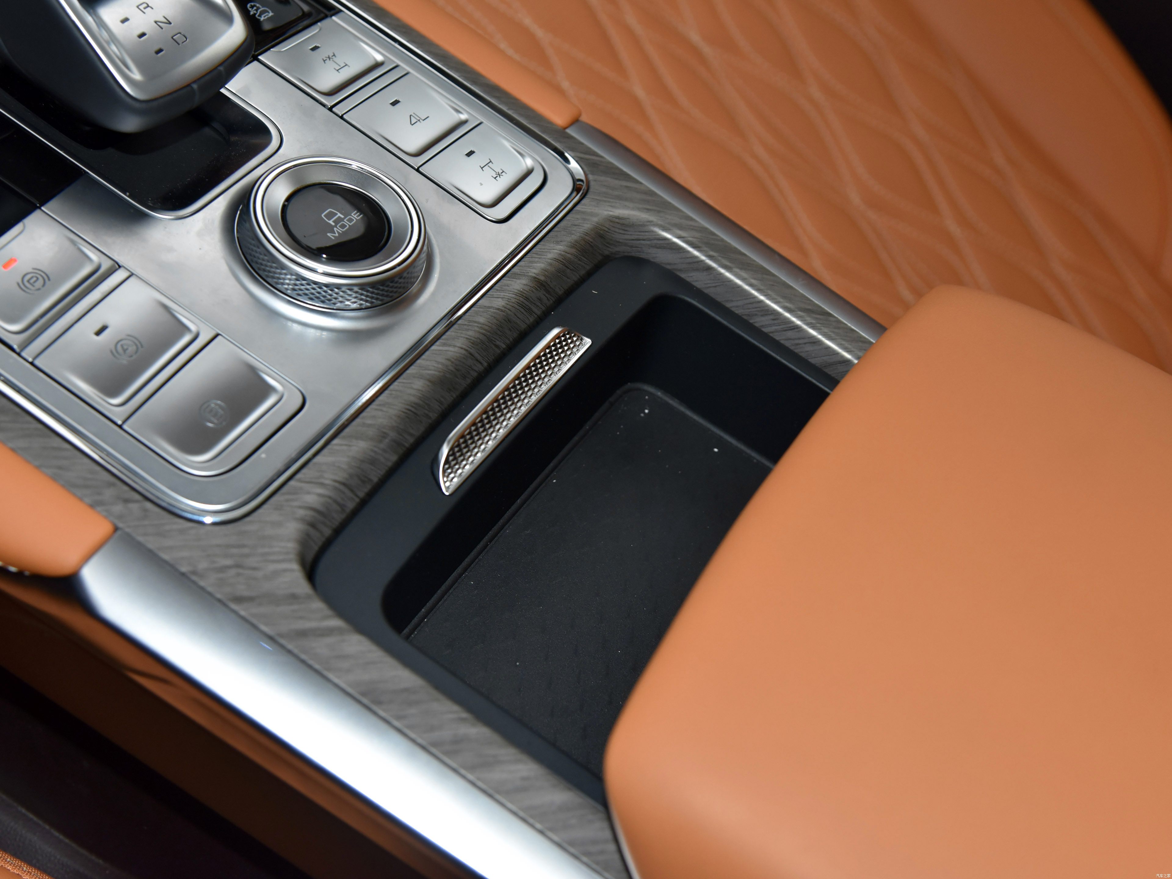 Tank500 Hi4-Z Interior