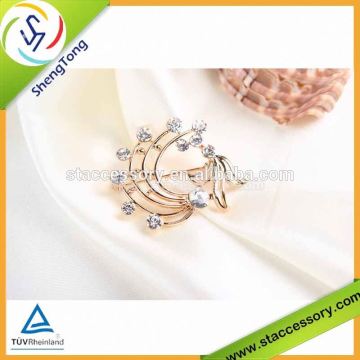 Charming Attractive Flower-shaped Acrylic Gold-plated Brooch crystal rhinestone brooch