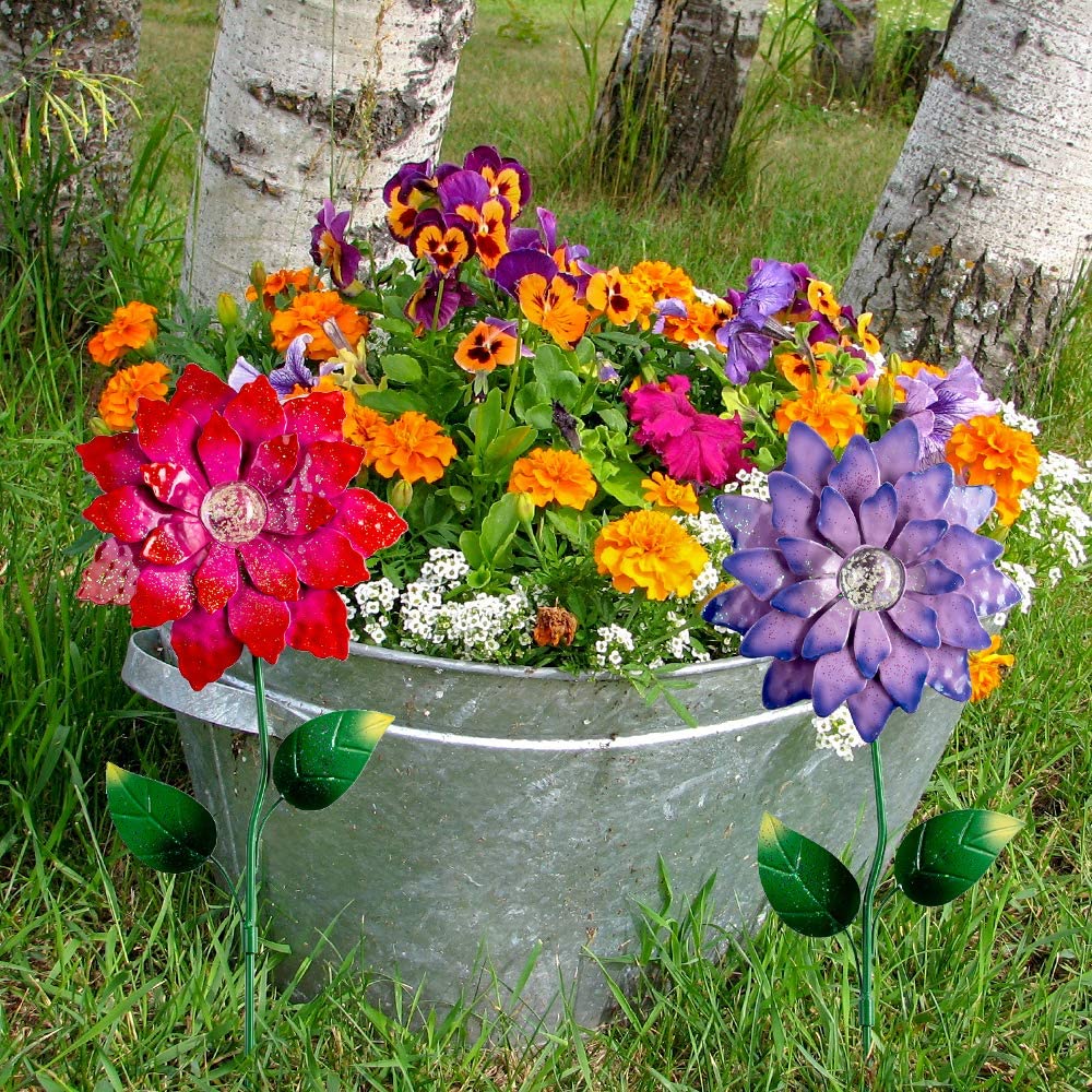 Taruhan taman dekoratif bunga logam