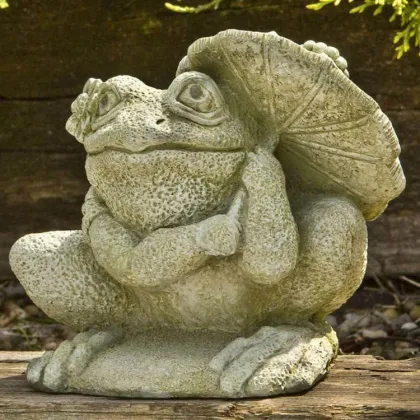 With mother's love as the theme of the frog sculpture on a fishing trip
