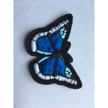 Hierro personalizado en parches de bordado de perro mariposa