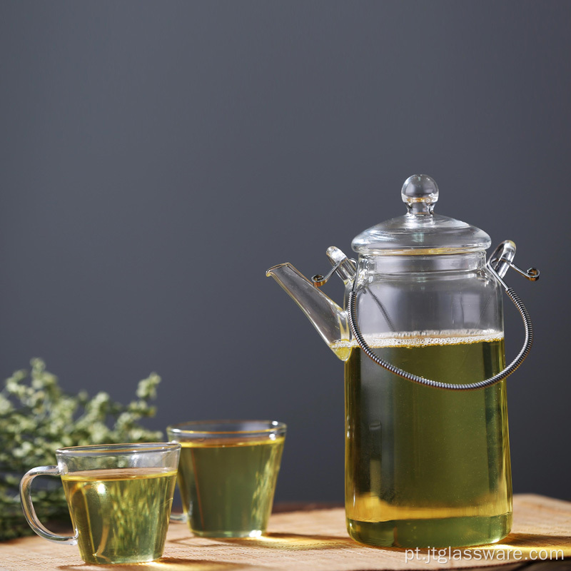 Bule de vidro moderno em folha de café e chá