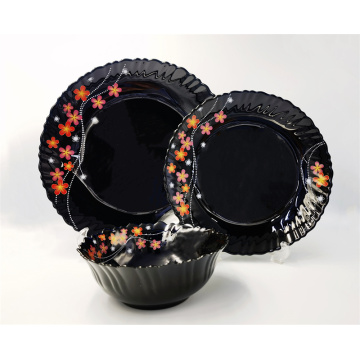 Elegantes juegos de cena con plato cargador de vidrio ópalo negro