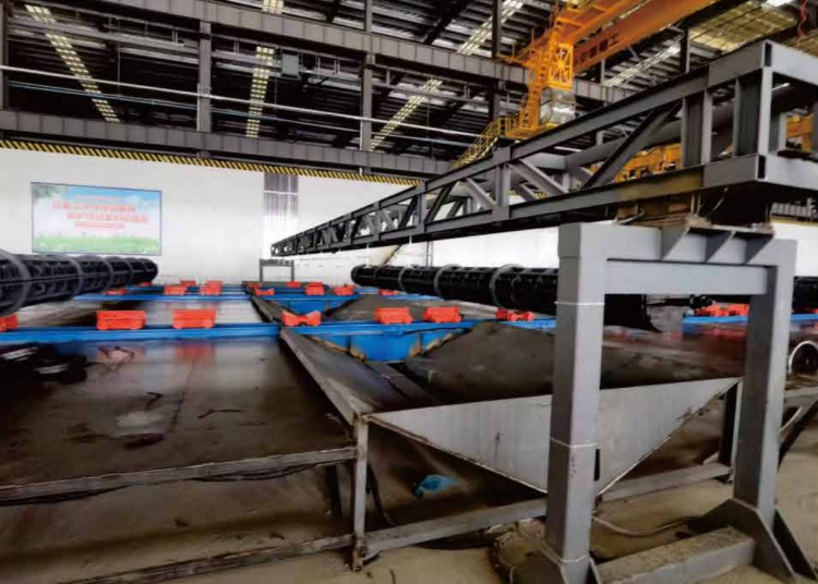 Bottom mold automatic spray mechanism