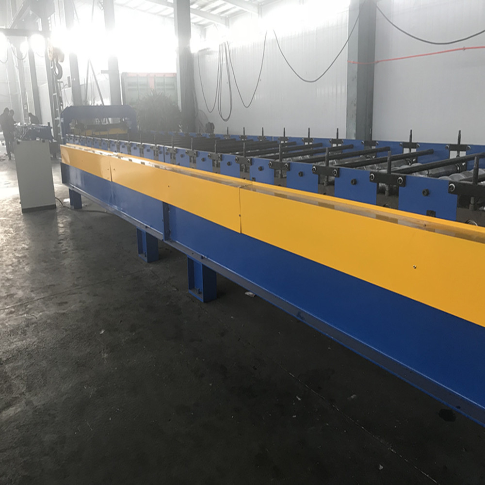 Roll forming panel roof machine