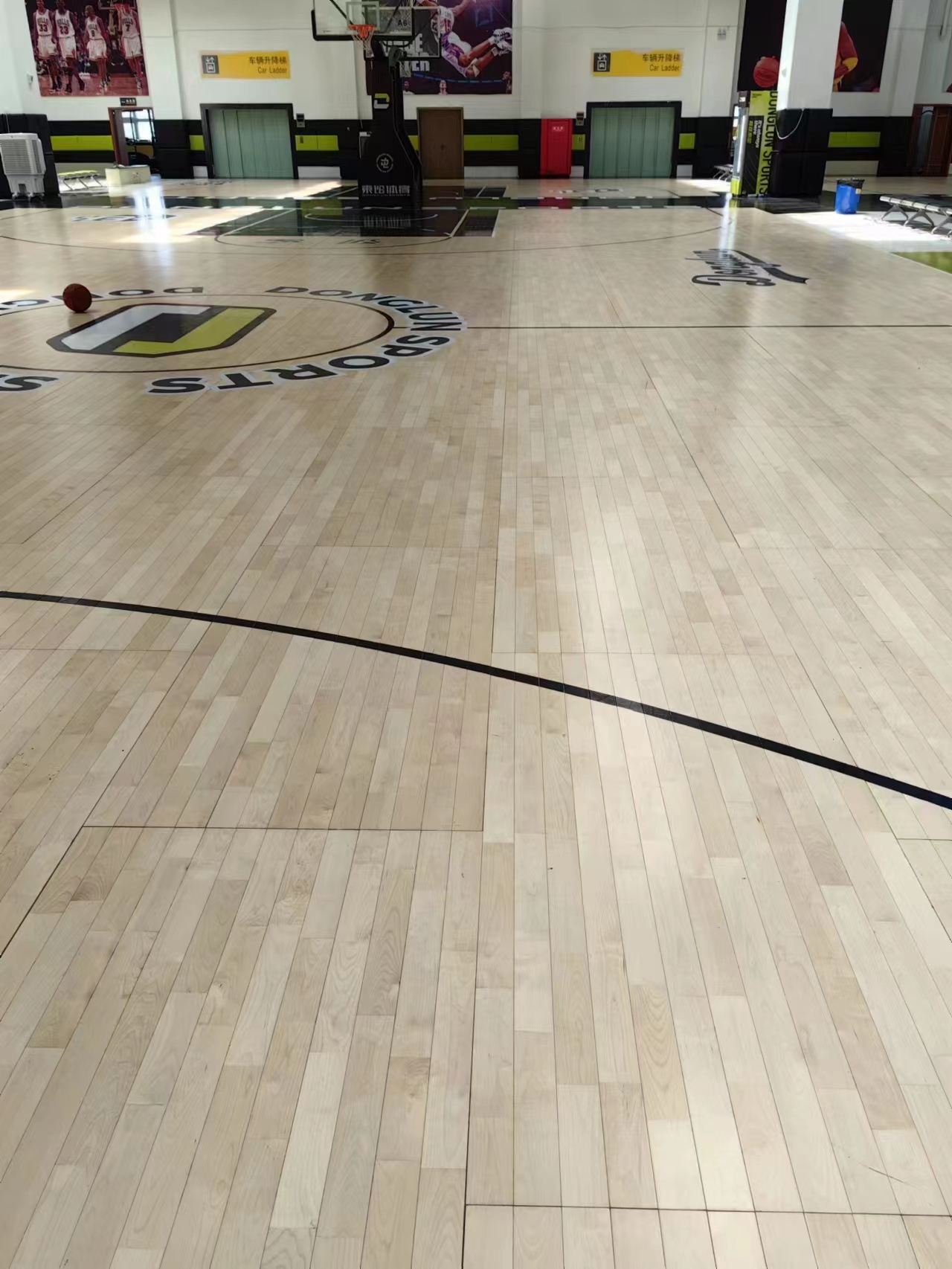 Portable wooden floor for indoor sports