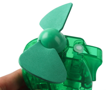 Handheld draagbare mini-mistventilator op batterijen met waterspray