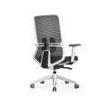 Una silla de oficina con la espalda como sus manos