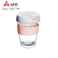 Xícara de água de vidro rosa com xícara de água de silício